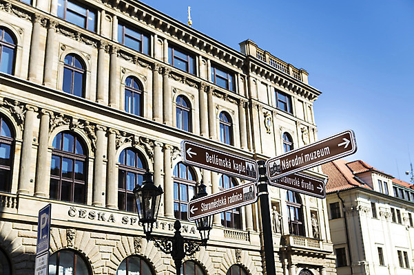 포토 JPG 주간 해외풍경 해외 유럽 배경화면 유럽풍경 하늘 풍경 사람없음 야외 건물 표지판 체코 프라하 국내포토 자연요소 건축물 나라 알림판 파일형식