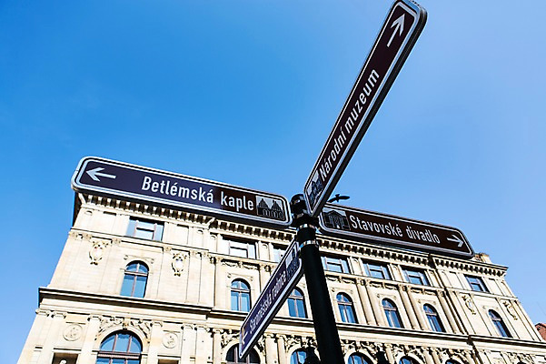 포토 JPG 주간 해외풍경 해외 유럽 로우앵글 유럽풍경 하늘 풍경 사람없음 야외 건물 표지판 체코 프라하 국내포토 자연요소 건축물 나라 뷰포인트 알림판 파일형식