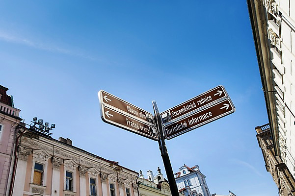 포토 JPG 주간 해외풍경 해외 유럽 로우앵글 유럽풍경 하늘 풍경 사람없음 야외 건물 표지판 체코 프라하 국내포토 자연요소 건축물 나라 뷰포인트 알림판 파일형식