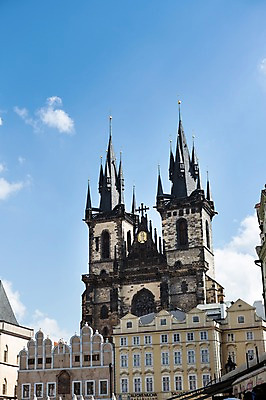 포토 JPG 주간 구름 해외풍경 해외 유럽 유럽풍경 하늘 풍경 사람없음 야외 건물 성당 체코 프라하 틴성당 국내포토 자연요소 건축물 나라 종교건축 파일형식
