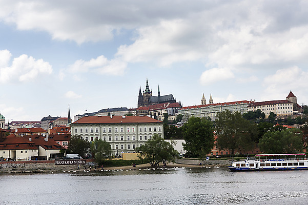 포토 JPG 주간 구름 해외풍경 해외 유럽 유럽풍경 하늘 풍경 사람없음 야외 건물 강 성 유람선 체코 프라하 블타바강 국내포토 자연요소 건축물 나라 배_교통 파일형식