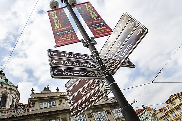 포토 JPG 주간 구름 해외풍경 해외 유럽 로우앵글 유럽풍경 하늘 풍경 사람없음 야외 건물 표지판 체코 프라하 국내포토 자연요소 건축물 나라 뷰포인트 알림판 파일형식