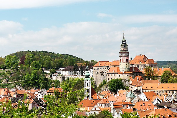 포토 JPG 주간 나무 해외풍경 해외 유럽 유럽풍경 하늘 풍경 사람없음 야외 건물 성 체코 체스키크룸루프 국내포토 자연요소 식물 건축물 나라 파일형식