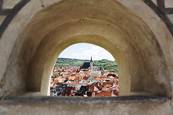 포토 JPG 주간 해외풍경 해외 유럽 유럽풍경 풍경 사람없음 야외 건물 구멍 체코 체스키크룸루프 국내포토 자연요소 건축물 나라 파일형식