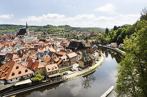 포토 JPG 주간 나무 해외풍경 해외 유럽 유럽풍경 하늘 풍경 사람없음 야외 건물 강 체코 체스키크룸루프 국내포토 자연요소 식물 건축물 나라 파일형식