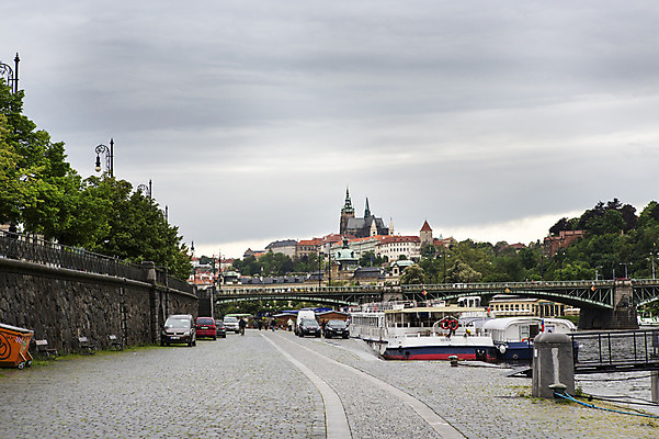 포토 JPG 주간 나무 해외풍경 해외 유럽 길 유럽풍경 하늘 풍경 사람없음 야외 유람선 체코 프라하 블타바강 가교 국내포토 자연요소 식물 건축물 나라 배_교통 강 파일형식