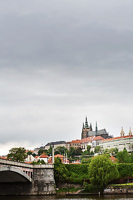 포토 JPG 주간 나무 해외풍경 해외 유럽 유럽풍경 하늘 풍경 사람없음 야외 건물 강 성 체코 프라하 블타바강 프라하성 가교 국내포토 자연요소 식물 건축물 나라 파일형식