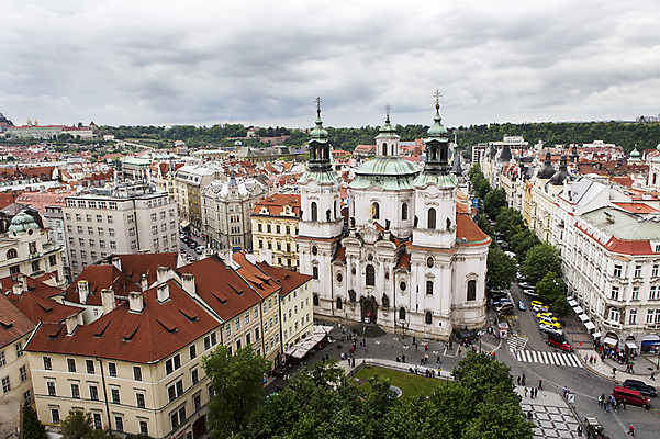 포토 JPG 주간 나무 해외풍경 해외 유럽 유럽풍경 하늘 사람 풍경 여러명 야외 건물 도시풍경 성당 도시 광장 체코 프라하 구시가광장 성니콜라스성당 국내포토 자연요소 식물 건축물 나라 다수 종교건축 파일형식
