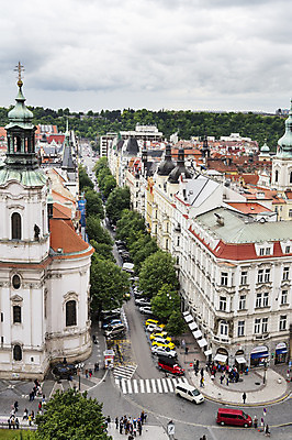 포토 JPG 주간 나무 해외풍경 해외 유럽 도로 유럽풍경 하늘 사람 풍경 여러명 야외 건물 도시풍경 성당 도시 광장 체코 프라하 구시가광장 성니콜라스성당 국내포토 자연요소 식물 건축물 나라 길 다수 종교건축 교통시설 파일형식
