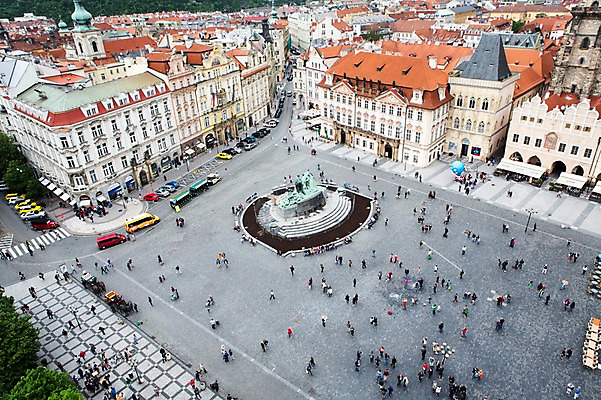 포토 JPG 주간 해외풍경 해외 유럽 유럽풍경 사람 풍경 여러명 야외 건물 도시풍경 동상 도시 광장 체코 프라하 구시가광장 국내포토 자연요소 건축물 나라 다수 조형물 기념물 파일형식