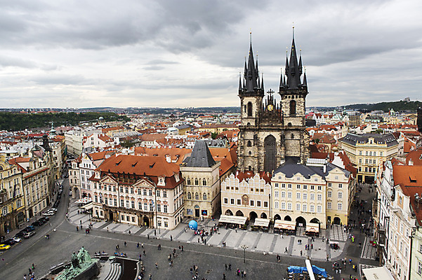 포토 JPG 주간 해외풍경 해외 유럽 유럽풍경 하늘 사람 풍경 여러명 야외 건물 도시풍경 도시 광장 체코 프라하 구시가광장 틴성당 국내포토 자연요소 건축물 나라 다수 성당 파일형식