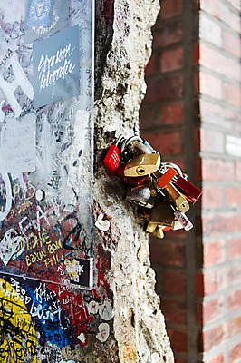 포토 JPG 주간 벽 자물쇠 독일 사람없음 야외 여러개 낙서 베를린 국내포토 자연요소 유럽 다수 파일형식