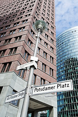 포토 JPG 주간 해외풍경 해외 유럽 로우앵글 가로등 유럽풍경 하늘 독일 풍경 사람없음 야외 건물 표지판 베를린 국내포토 자연요소 건축물 공공시설 나라 뷰포인트 알림판 파일형식