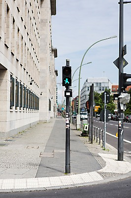 포토 JPG 주간 해외풍경 해외 유럽 유럽풍경 독일 풍경 사람없음 야외 건물 도시 보행로 신호등 베를린 국내포토 자연요소 건축물 나라 길 파일형식