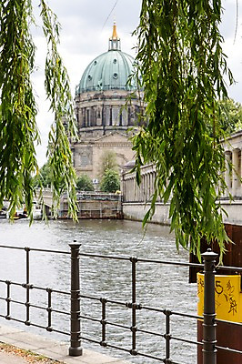 포토 JPG 주간 나무 식물 해외풍경 해외 유럽 유럽풍경 독일 풍경 사람없음 야외 울타리 강 성당 베를린 베를린성당 국내포토 자연요소 나라 종교건축 담장 파일형식