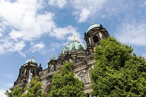 포토 JPG 주간 나무 식물 구름 해외풍경 해외 유럽 로우앵글 배경화면 유럽풍경 하늘 독일 풍경 사람없음 야외 성당 베를린 베를린성당 국내포토 자연요소 나라 뷰포인트 종교건축 파일형식