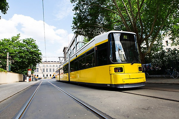 포토 JPG 주간 나무 식물 해외풍경 해외 유럽 도로 길 육상교통 배경화면 교통 유럽풍경 대중교통 독일 풍경 사람없음 야외 베를린 트램 국내포토 자연요소 나라 교통수단 교통시설 파일형식