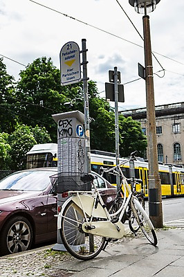 포토 JPG 주간 해외풍경 해외 유럽 육상교통 교통 가로등 유럽풍경 자동차 버스 대중교통 독일 풍경 사람없음 야외 자전거 도시 표지판 베를린 국내포토 자연요소 공공시설 나라 교통수단 알림판 바이크 파일형식