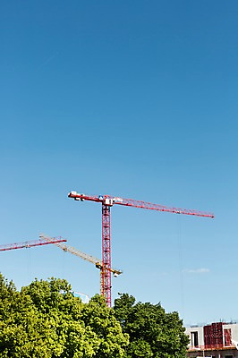 포토 JPG 주간 나무 식물 건축 하늘 독일 사람없음 야외 중장비 기중기 타워크레인 베를린 국내포토 자연요소 유럽 산업장비 파일형식