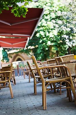 포토 JPG 주간 식물 의자 탁자 독일 사람없음 야외 아웃포커스 카페 베를린 국내포토 자연요소 유럽 가구 촬영기법 상점 파일형식