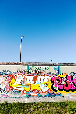 포토 JPG 주간 해외풍경 해외 유럽 벽 유럽풍경 하늘 독일 풍경 잔디 사람없음 야외 그래피티 베를린 베를린장벽 국내포토 자연요소 식물 나라 낙서 그림 파일형식