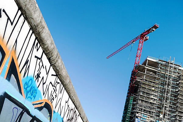 포토 JPG 주간 해외풍경 해외 유럽 벽 유럽풍경 하늘 독일 공사 풍경 사람없음 야외 건물 그래피티 베를린 베를린장벽 국내포토 자연요소 건축물 나라 건설업 낙서 그림 파일형식