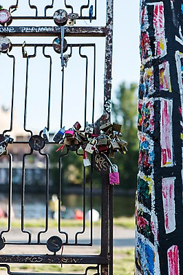 포토 JPG 주간 해외풍경 해외 유럽 배경화면 유럽풍경 자물쇠 독일 풍경 사람없음 야외 아웃포커스 문 베를린 철문 국내포토 자연요소 나라 촬영기법 파일형식