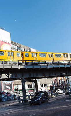 포토 JPG 주간 해외풍경 해외 유럽 도로 육상교통 교통 유럽풍경 자동차 하늘 대중교통 독일 풍경 사람없음 야외 도시 전철 베를린 가교 국내포토 자연요소 건축물 나라 길 교통수단 교통시설 파일형식