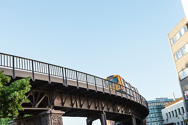 포토 JPG 주간 해외풍경 해외 유럽 유럽풍경 하늘 버스 독일 풍경 사람없음 야외 건물 베를린 가교 국내포토 자연요소 건축물 나라 육상교통 대중교통 파일형식