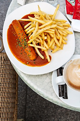 포토 JPG 주간 커피 음식 의자 탁자 독일 사람없음 야외 감자튀김 소시지 브런치 베를린 국내포토 자연요소 유럽 음료 가구 감자 식사 튀김 가공식품 파일형식