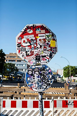 포토 JPG 주간 해외풍경 해외 유럽 유럽풍경 독일 풍경 사람없음 야외 아웃포커스 표지판 낙서 베를린 국내포토 자연요소 나라 알림판 촬영기법 파일형식