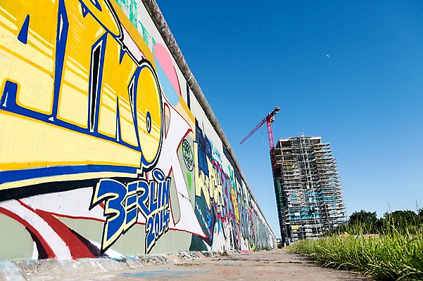 포토 JPG 주간 해외풍경 해외 유럽 벽 유럽풍경 하늘 독일 공사 풍경 사람없음 야외 건물 그래피티 베를린 베를린장벽 국내포토 자연요소 건축물 나라 건설업 낙서 그림 파일형식