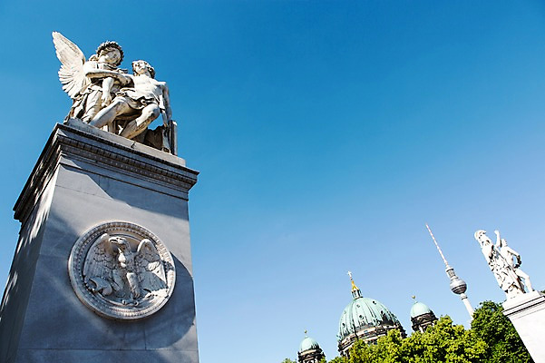 포토 JPG 주간 나무 해외풍경 해외 유럽 로우앵글 유럽풍경 하늘 독일 풍경 사람없음 야외 동상 베를린 베를린성당 텔레비전타워 국내포토 자연요소 식물 나라 뷰포인트 조형물 성당 탑 기념물 파일형식