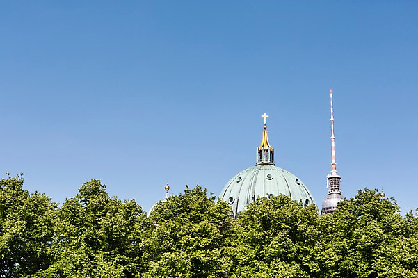 포토 JPG 주간 나무 식물 해외풍경 해외 유럽 유럽풍경 하늘 독일 풍경 사람없음 야외 돔 베를린 베를린성당 텔레비전타워 국내포토 자연요소 건축물 나라 성당 탑 파일형식