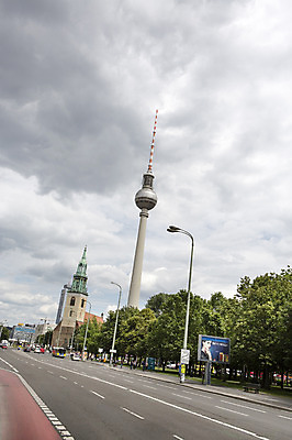 포토 JPG 주간 나무 식물 해외풍경 해외 유럽 도로 길 가로등 유럽풍경 하늘 독일 풍경 사람없음 야외 베를린 텔레비전타워 국내포토 자연요소 공공시설 나라 교통시설 탑 파일형식