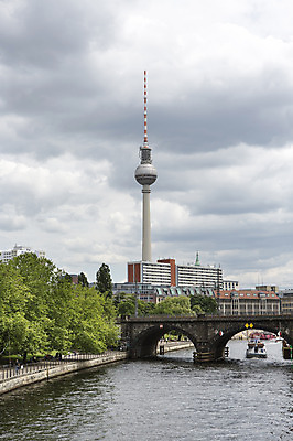 포토 JPG 주간 나무 식물 구름 해외풍경 해외 유럽 유럽풍경 하늘 독일 풍경 사람없음 야외 강 베를린 텔레비전타워 가교 국내포토 자연요소 건축물 나라 탑 파일형식