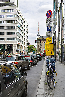 포토 JPG 주간 해외풍경 해외 유럽 도로 유럽풍경 자동차 독일 풍경 사람없음 야외 건물 자전거 도시 표지판 베를린 국내포토 자연요소 건축물 나라 길 육상교통 교통시설 알림판 바이크 파일형식
