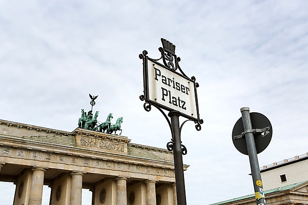 포토 JPG 주간 해외풍경 해외 유럽 배경화면 유럽풍경 하늘 독일 풍경 사람없음 야외 표지판 베를린 브란덴부르크문 국내포토 자연요소 나라 알림판 파일형식