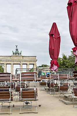 포토 JPG 주간 해외풍경 해외 유럽 의자 유럽풍경 탁자 하늘 독일 풍경 사람없음 야외 카페 파라솔 베를린 브란덴부르크문 국내포토 자연요소 나라 가구 상점 파일형식