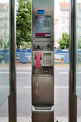 포토 JPG 주간 해외풍경 해외 유럽 유럽풍경 독일 풍경 사람없음 야외 전화기 공중전화 통화 베를린 국내포토 자연요소 나라 모션 파일형식