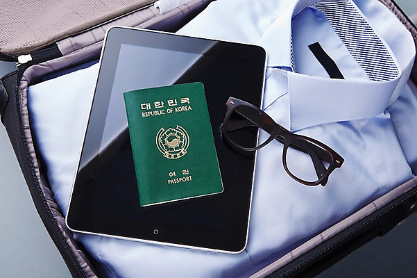 포토 JPG 스튜디오촬영 여행 비즈니스 실내 사람없음 태블릿 캐리어 여행가방 오브젝트 출장 여권 준비물 국내포토 가방 내부 전자제품 스마트기기 파일형식