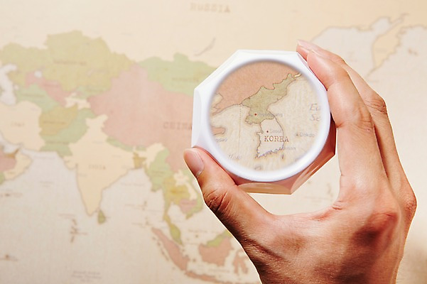 포토 JPG 스튜디오촬영 손 여행 세계지도 돋보기 한국 실내 한명 들기 신체부위 확대 오브젝트 국내포토 1 아시아 지도 모션 사람 내부 세계 파일형식