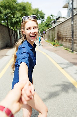 포토 JPG 주간 서양인 외국인 백인 손 여자 여유 여행 거리 서기 웃음 사람 상반신 20대 성인 야외 두명 옆모습 아웃포커스 신체부위 선글라스 여행객 손잡기 즐거움 인사동 청년만 성인만 국내포토 자연요소 감정 안경 뷰포인트 모션 서울 촬영기법 표정 인종 청년 파일형식