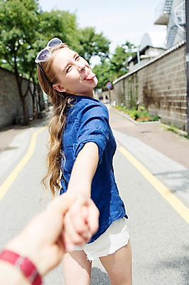 포토 JPG 주간 서양인 외국인 백인 손 여자 여유 여행 거리 표정 서기 사람 상반신 20대 성인 야외 두명 아웃포커스 신체부위 선글라스 여행객 손잡기 뒤돌아보기 즐거움 메롱 인사동 청년만 성인만 국내포토 자연요소 감정 안경 모션 서울 촬영기법 인종 청년 파일형식