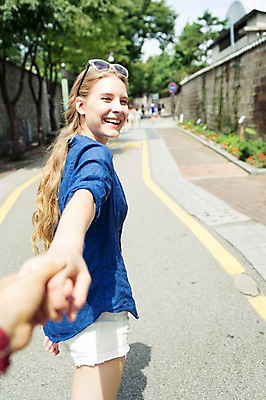 포토 JPG 주간 서양인 외국인 백인 손 여자 여유 여행 거리 서기 웃음 사람 상반신 20대 성인 야외 두명 아웃포커스 신체부위 선글라스 여행객 손잡기 뒤돌아보기 즐거움 인사동 청년만 성인만 국내포토 자연요소 감정 안경 모션 서울 촬영기법 표정 인종 청년 파일형식