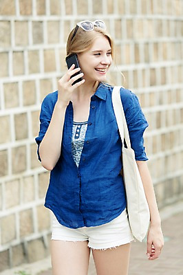 포토 JPG 주간 서양인 외국인 백인 여자 여유 여행 가방 한명 서기 웃음 들기 사람 상반신 20대 성인 야외 아웃포커스 스마트폰 핸드폰 선글라스 여행객 즐거움 통화 에코백 인사동 여자만 여자한명만 성인여자만 청년만 청년여자만 성인한명만 청년여자한명만 성인여자한명만 성인만 국내포토 자연요소 1 잡화 감정 안경 모션 서울 촬영기법 표정 인종 청년 전자제품 스마트기기 에코 파일형식