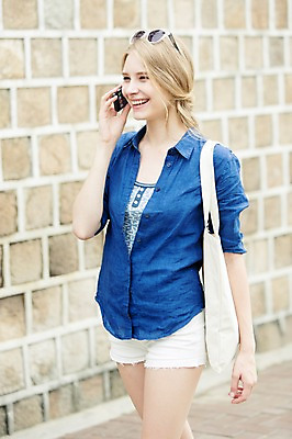 포토 JPG 주간 서양인 외국인 백인 여자 여유 여행 가방 한명 서기 웃음 들기 사람 상반신 20대 성인 야외 아웃포커스 스마트폰 핸드폰 선글라스 여행객 즐거움 통화 에코백 인사동 여자만 여자한명만 성인여자만 청년만 청년여자만 성인한명만 청년여자한명만 성인여자한명만 성인만 국내포토 자연요소 1 잡화 감정 안경 모션 서울 촬영기법 표정 인종 청년 전자제품 스마트기기 에코 파일형식