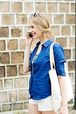 포토 JPG 주간 서양인 외국인 백인 여자 여유 여행 가방 한명 서기 웃음 들기 사람 상반신 20대 성인 야외 옆모습 아웃포커스 스마트폰 핸드폰 선글라스 여행객 즐거움 통화 에코백 인사동 여자만 여자한명만 성인여자만 청년만 청년여자만 성인한명만 청년여자한명만 성인여자한명만 성인만 국내포토 자연요소 1 잡화 감정 안경 뷰포인트 모션 서울 촬영기법 표정 인종 청년 전자제품 스마트기기 에코 파일형식