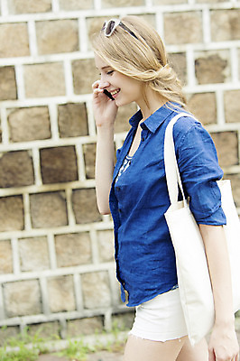 포토 JPG 주간 서양인 외국인 백인 여자 여유 여행 가방 한명 서기 웃음 들기 사람 상반신 20대 성인 야외 옆모습 아웃포커스 스마트폰 핸드폰 선글라스 여행객 즐거움 통화 에코백 인사동 여자만 여자한명만 성인여자만 청년만 청년여자만 성인한명만 청년여자한명만 성인여자한명만 성인만 국내포토 자연요소 1 잡화 감정 안경 뷰포인트 모션 서울 촬영기법 표정 인종 청년 전자제품 스마트기기 에코 파일형식