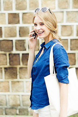 포토 JPG 주간 서양인 외국인 백인 여자 여유 여행 가방 한명 서기 웃음 들기 사람 상반신 20대 성인 야외 옆모습 아웃포커스 스마트폰 핸드폰 선글라스 여행객 즐거움 통화 에코백 인사동 여자만 여자한명만 성인여자만 청년만 청년여자만 성인한명만 청년여자한명만 성인여자한명만 성인만 국내포토 자연요소 1 잡화 감정 안경 뷰포인트 모션 서울 촬영기법 표정 인종 청년 전자제품 스마트기기 에코 파일형식